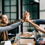 Chery le da la bienvenida a Angie Arizaga y Jota Benz como sus nuevos embajadores: La camioneta perfecta para su nueva familia