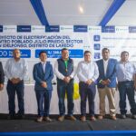 Siembran 10,200 geranios con flores rojas y blancas en la plaza mayor